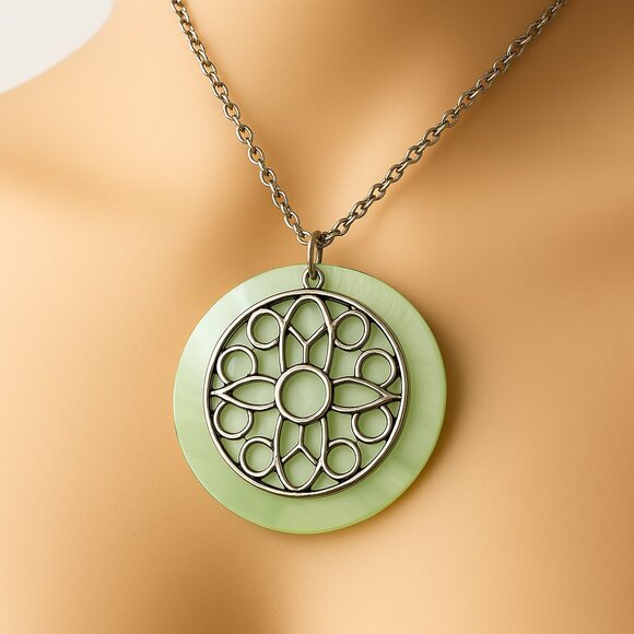 Silver-tone Filigree Seashell Circle Design Pendant Necklace  - Women jewelry - Picture 4 of 11